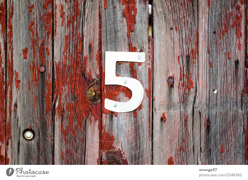 5 Tage bis Heiligabend Holz Metall Ziffern & Zahlen grau rot silber Tür Holztür Hausnummer Farbfoto Gedeckte Farben Außenaufnahme Nahaufnahme Menschenleer