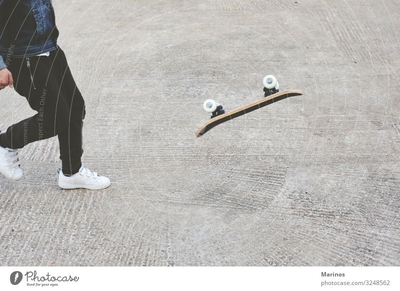 Kleiner Skateboarder, der einen Skateboard-Trick macht. Lifestyle Freude sportlich Sommer Sport Sportler Kind Mensch Junge Mann Erwachsene Jugendliche Körper 1