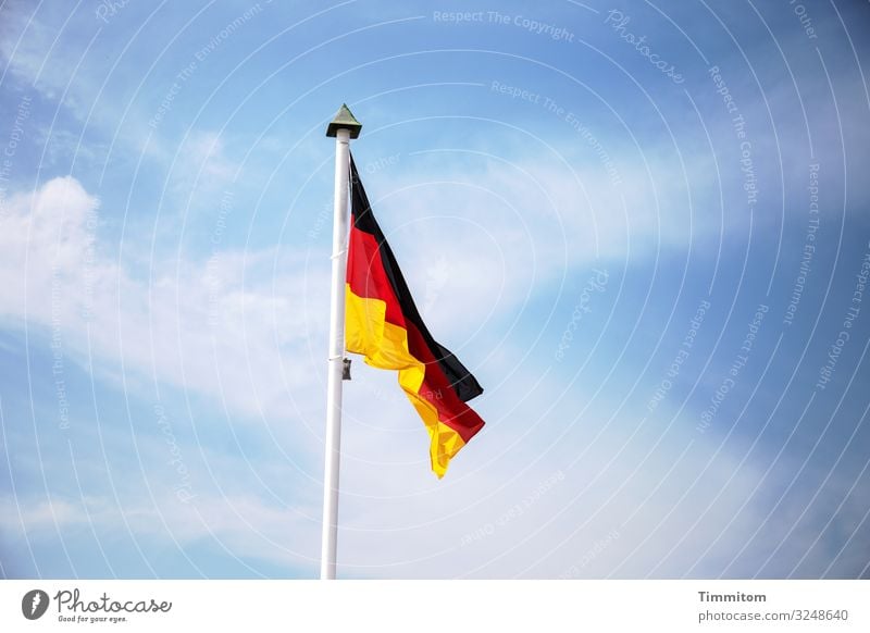 Deutsche Fahne Ferien & Urlaub & Reisen Tourismus Ausflug Himmel Wolken Schönes Wetter Holz Linie einfach blau gold rot schwarz weiß Gefühle wehen Deutschland