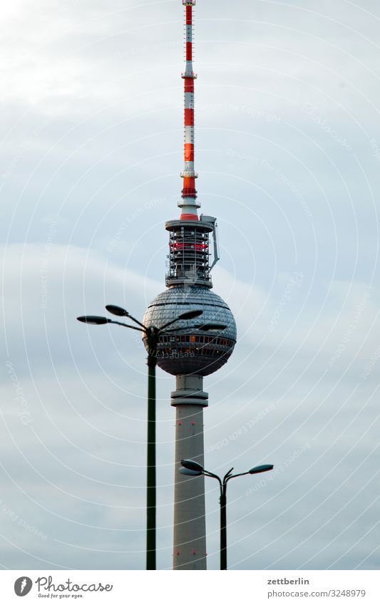 Ein Fernsehturm und zwei Laternen Berlin Großstadt Berliner Fernsehturm Gebäude Hauptstadt Haus Herbst Menschenleer Berlin-Mitte Skyline Stadt Textfreiraum