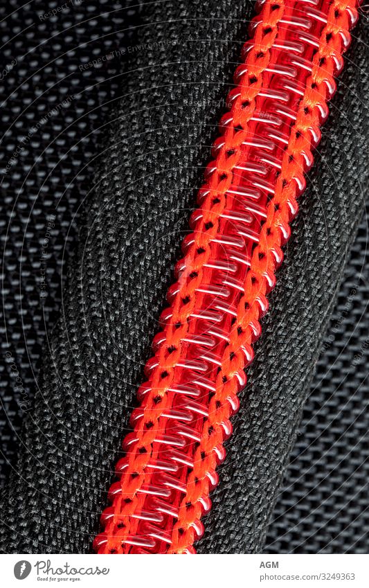 roter geschlossener Reißverschluss aus Plastik - ein lizenzfreies Stock  Foto von Photocase
