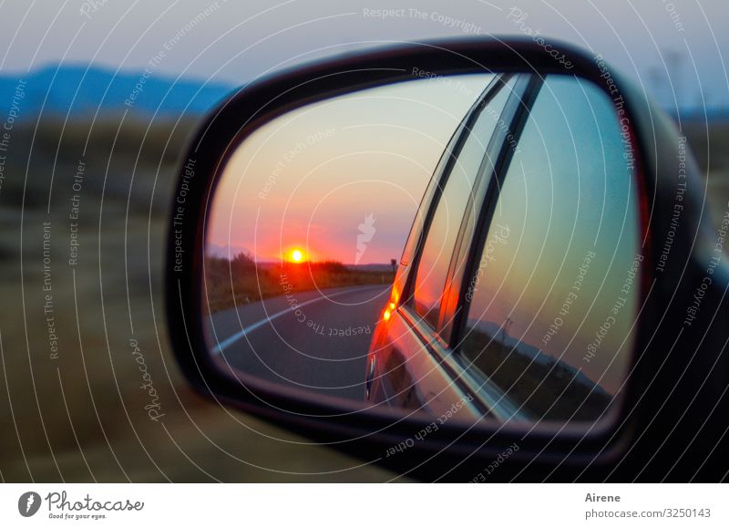 rückblickend Landschaft Sonnenaufgang Sonnenuntergang Schönes Wetter Hügel Ebene Straße PKW Rückspiegel Autofenster Spiegel Reflexion & Spiegelung fahren