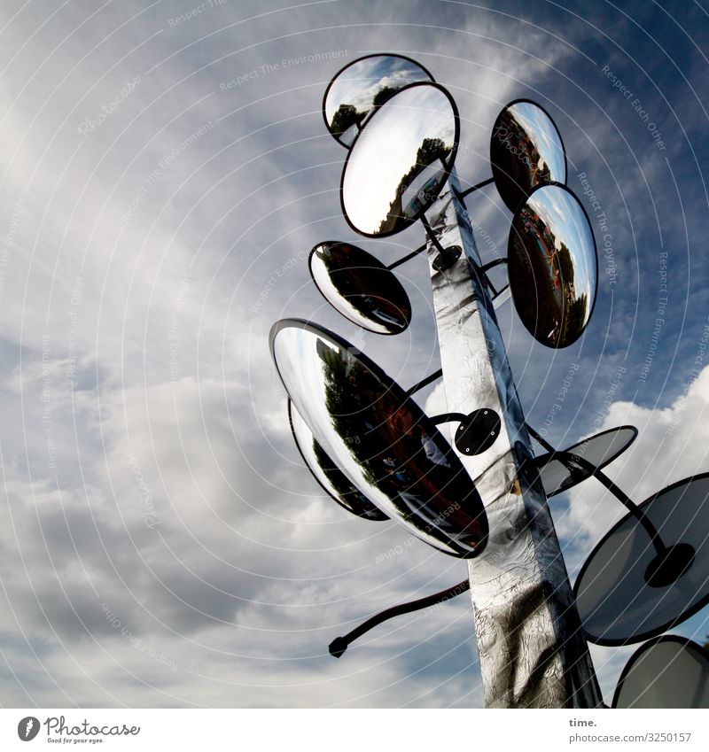 Halswirbelsäulentraining (XIV) Kunst Ausstellung Kunstwerk Skulptur Himmel Wolken Schönes Wetter Spiegel Sammlung Mast Holz hoch Wachsamkeit Leben standhaft