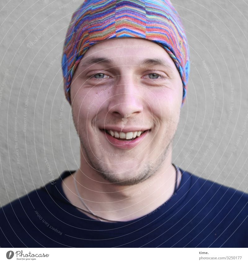 chillin' maskulin Mann Erwachsene 1 Mensch Schauspieler Mauer Wand Pullover Kopftuch Dreitagebart Erholung genießen Lächeln lachen Blick Lebensfreude Optimismus
