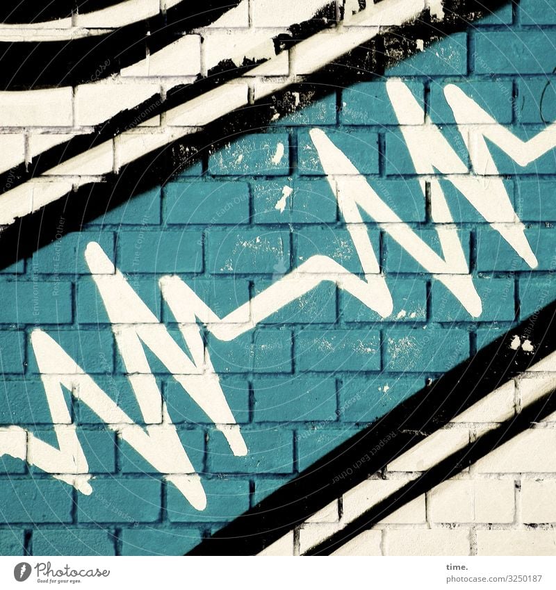 Kunst am Bau | heartbeat mauer kreativ herzschlag wand backstein grafitti linien streifen kardiologie EKG diagonal schräg
