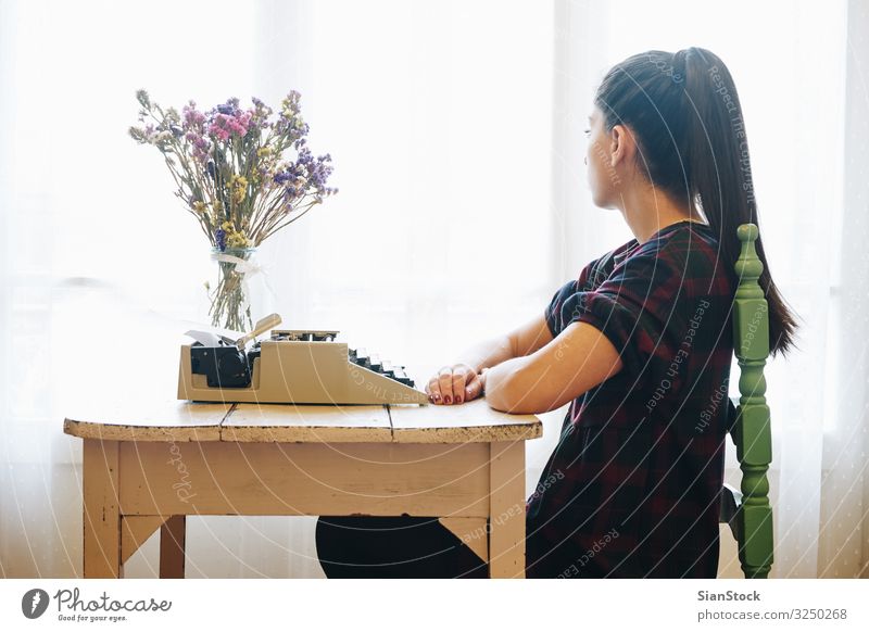 Junge Frau tippt auf einer alten Schreibmaschine Arbeit & Erwerbstätigkeit Büro Hand Papier Metall schreiben retro Nostalgie Antiquität Schriftsteller