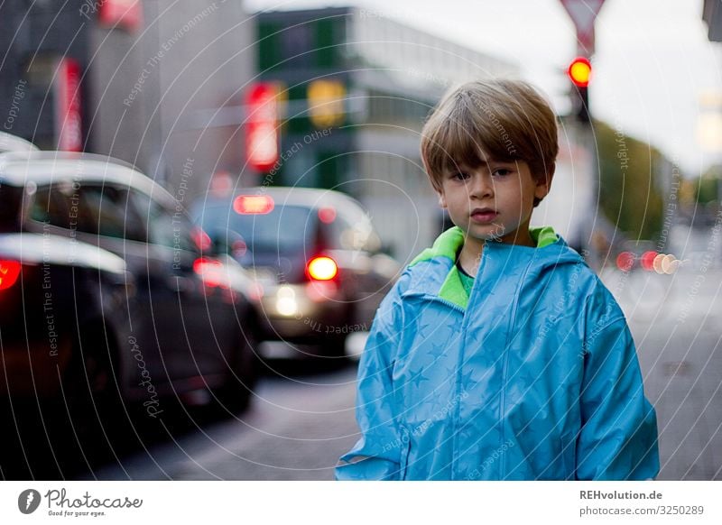 Kind steht an einer Straße Straßenverkehr Ampel Verkehr Stadt Junge Gefahr Verantwortung Schulweg gehen Verkehrswege Verkehrszeichen Autofahren Fußgänger