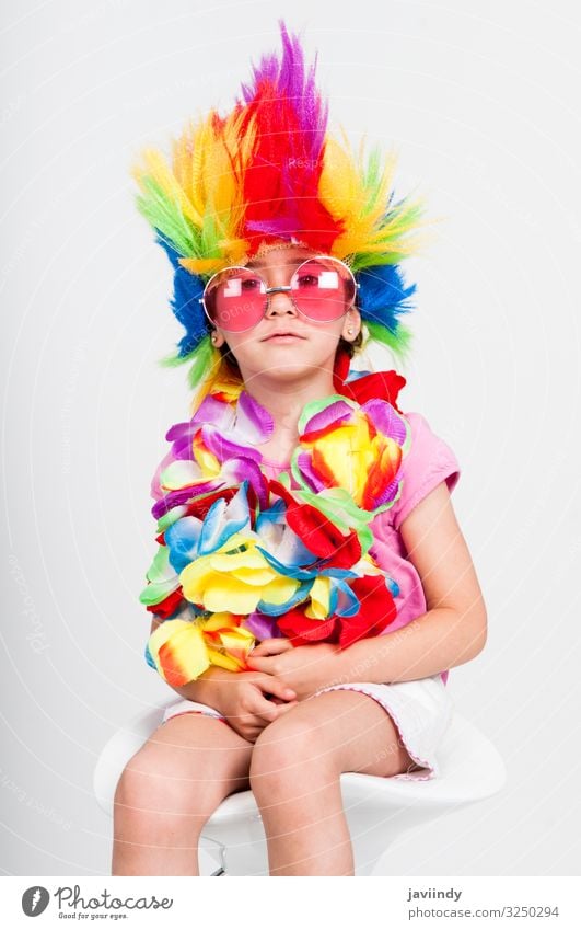 Lustiges kleines Mädchen in Verkleidung mit Perücke und Sonnenbrille Freude Glück Gesicht Entertainment Feste & Feiern Mensch feminin Kind Kindheit 1 3-8 Jahre