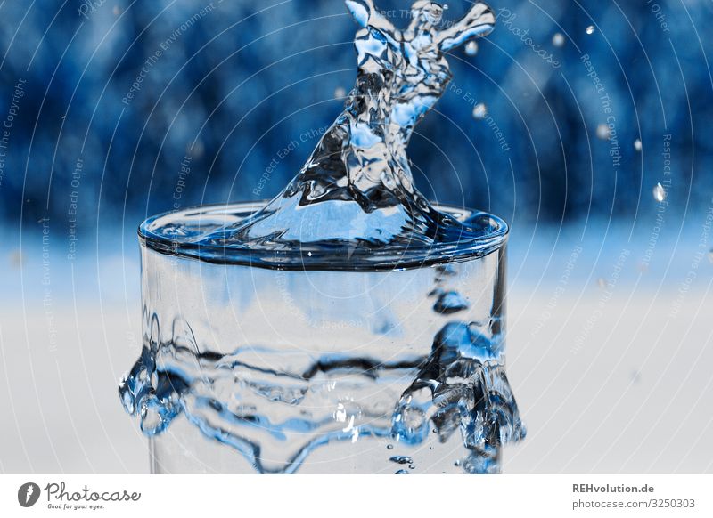 Wasser läuft über Glas frisch kalt nass blau viel zu viel überlaufen spritzen spritzig trinken durst Erfrischung Getränk Figur Flüssigkeit Erfrischungsgetränk