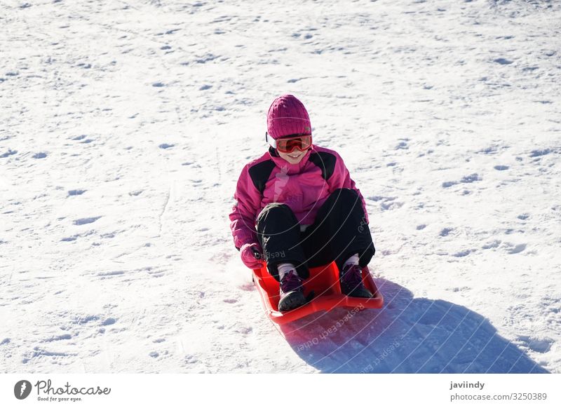Kleines Mädchen beim Rodeln im Skigebiet Sierra Nevada. Freude Glück Erholung Freizeit & Hobby Spielen Ferien & Urlaub & Reisen Winter Schnee Berge u. Gebirge