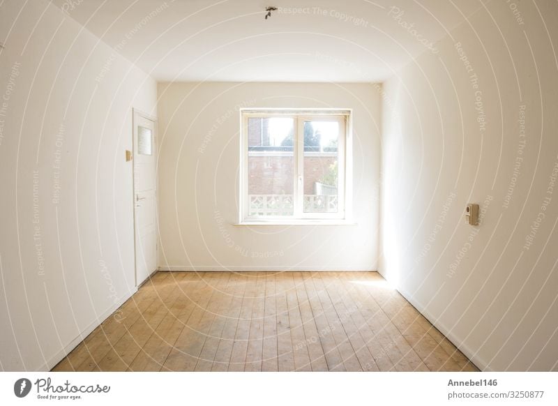 leerer weißer Raum mit Holzparkett vor der Renovierung Lifestyle Reichtum Design Wohnung Haus Dekoration & Verzierung Tisch Natur Gebäude Architektur alt
