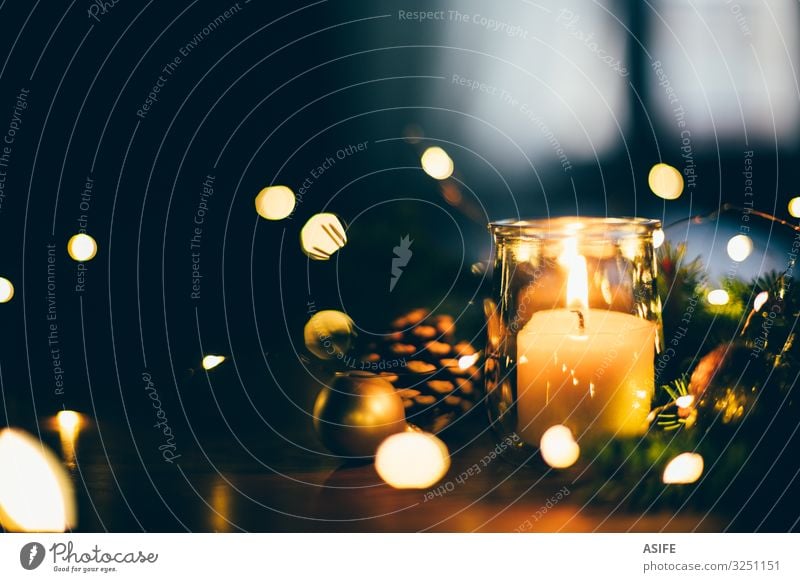 Weihnachtsstimmung zu Hause bei Kerze und Licht Winter Dekoration & Verzierung Tisch Feste & Feiern Weihnachten & Advent Wärme Baum glänzend dunkel natürlich