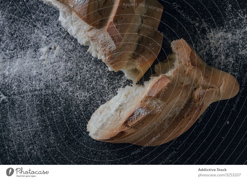 Brotlaib mit Einschnitten auf grauem Textur-Hintergrund frisch Mehl Staubwischen Kruste Kunstgewerbler rustikal Lebensmittel Bäckerei Weizen Gesundheit