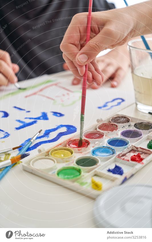 Kropfkitz-Malerei mit Aquarell auf Tisch Kind Farbe Wasserfarbe Pinselblume Papier heimwärts Kunst kreativ Bildung Inspiration farbenfroh Pigment Farbstoff
