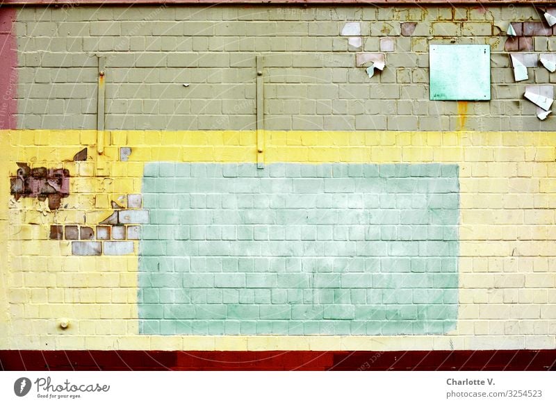Berliner Textfreiraum | Ziegelwand mit verschiedenfarbenen Rechtecken - gelbe, türkise Pastelltöne mit Grau. Renovieren Architektur Mauer Wand Fassade Stein alt