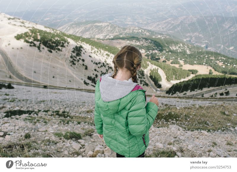 Weitsicht Kind Mädchen Kindheit Jugendliche 1 Mensch 3-8 Jahre 8-13 Jahre Umwelt Natur Hügel Felsen Alpen Berge u. Gebirge Provence Mont Ventoux Serpentinen