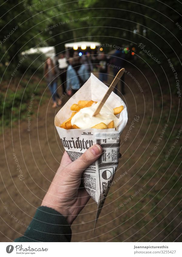 Snack Lebensmittel Fastfood Slowfood Fingerfood Pommes frites to go Mayonnaise Übergewicht Ausflug Essen Jahrmarkt Hand Veranstaltung Park Wald Verpackung