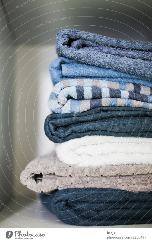 Handtücher Handtuch Frottée Baumwolle Stapel authentisch gefaltet aufeinander Fach Regal frisch Sauberkeit gewaschen trocken Farbfoto Innenaufnahme Nahaufnahme