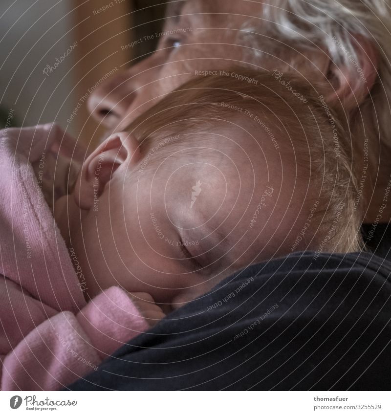Opa mit schlafendem Baby auf dem Arm harmonisch Wohlgefühl Kind Mensch Männlicher Senior Mann 0-12 Monate 60 und älter tragen träumen kuschlig nah niedlich