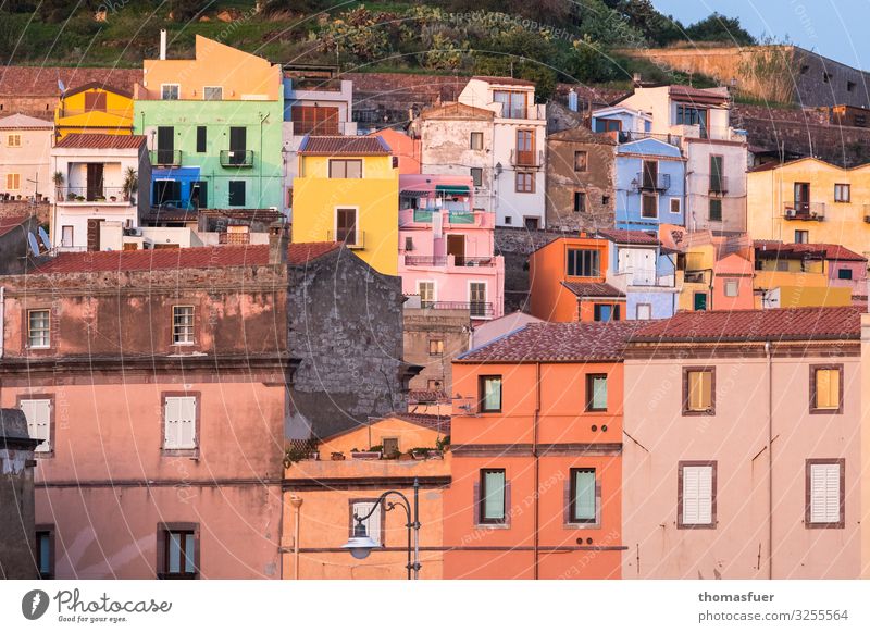 pittoreske Altstadt in Italien Ferien & Urlaub & Reisen Sommer Bosa Sardinien Kleinstadt Stadtzentrum Skyline Haus Design Farbe Nostalgie Schatten Außenaufnahme