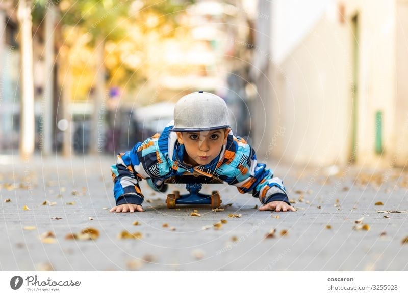 Süßes kleines Kind auf einem Skateboard gedehnt. Lifestyle Freude Glück Freizeit & Hobby Spielen Brettspiel Ferien & Urlaub & Reisen Sommer Winter Entertainment