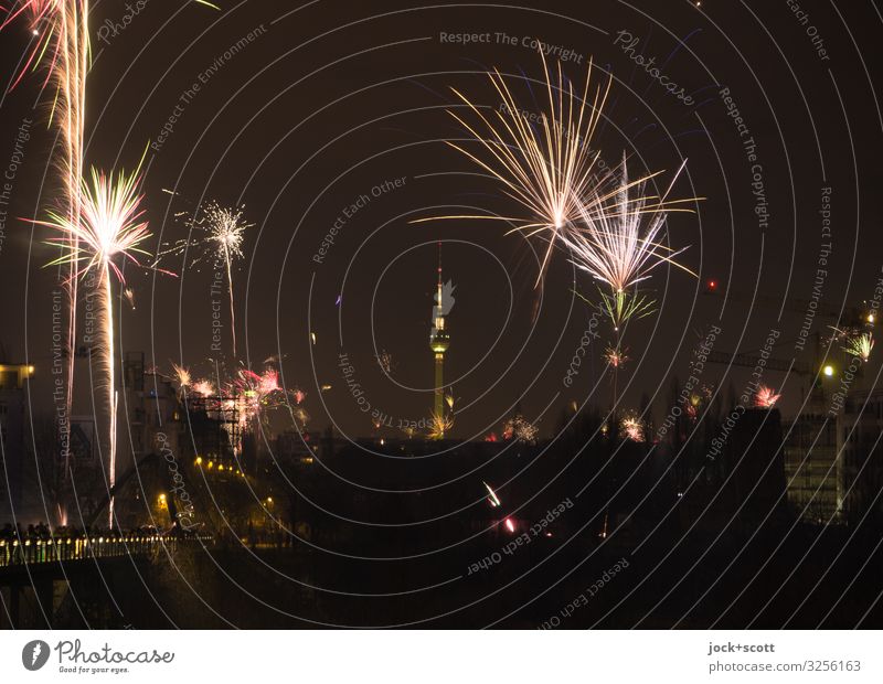!Trash2019! Feuerwerk Silvester u. Neujahr Nachthimmel Prenzlauer Berg Berliner Fernsehturm leuchten authentisch Stimmung Begeisterung Euphorie