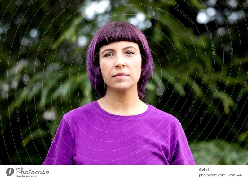 Frau mit lila Haaren und T-Shirt Feste & Feiern Arbeit & Erwerbstätigkeit Mensch Erwachsene Natur Park bezahlen Sex Freundlichkeit Wut Respekt Farbe gleich