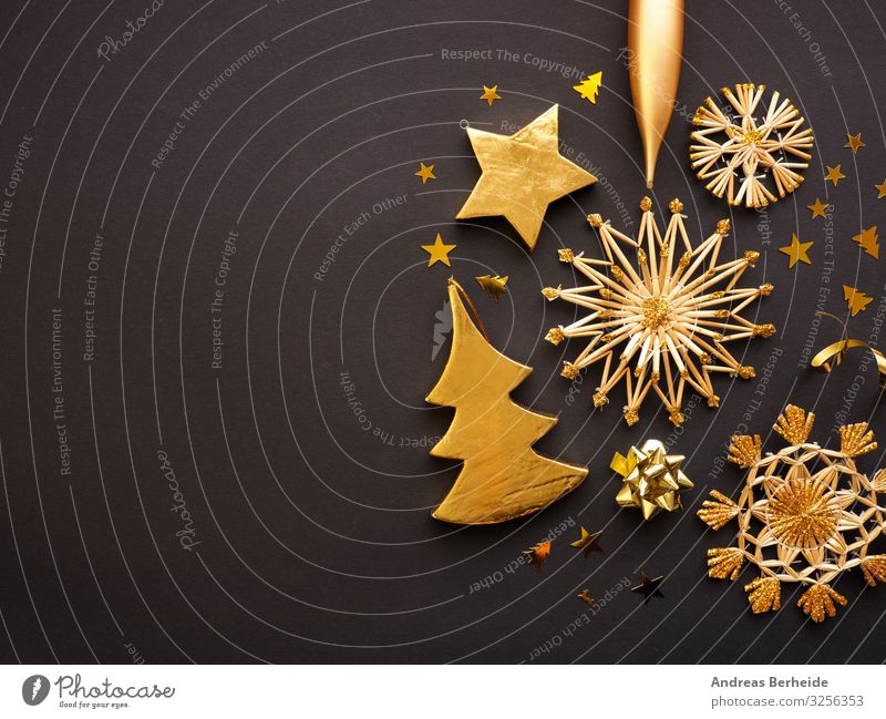 Golden Christmas decoration on a dark background, space for text elegant Stil Winter Weihnachten & Advent Dekoration & Verzierung Schleife Kitsch Krimskrams