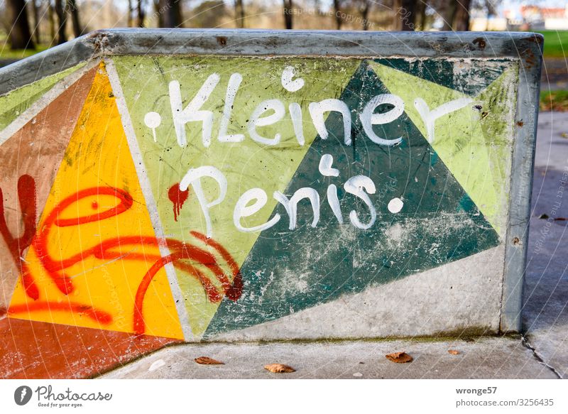 Verloren | Längenvergleich Penis Platz Spielplatz Mauer Wand frech klein Stadt mehrfarbig Akzeptanz Desaster Enttäuschung Frustration einzigartig Scham Stress