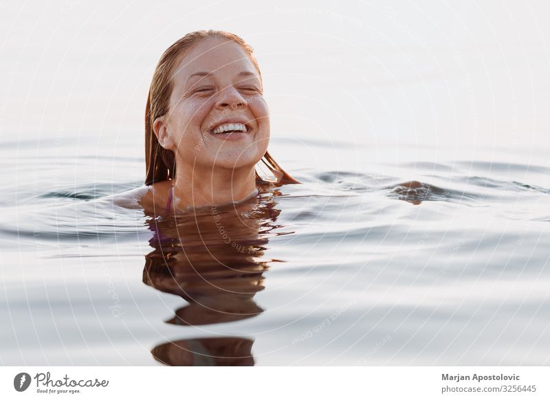 Junge glückliche Frau lächelt und schwimmt im Meer Lifestyle Freude Ferien & Urlaub & Reisen Tourismus Freiheit Sommer Sommerurlaub Mensch feminin Junge Frau