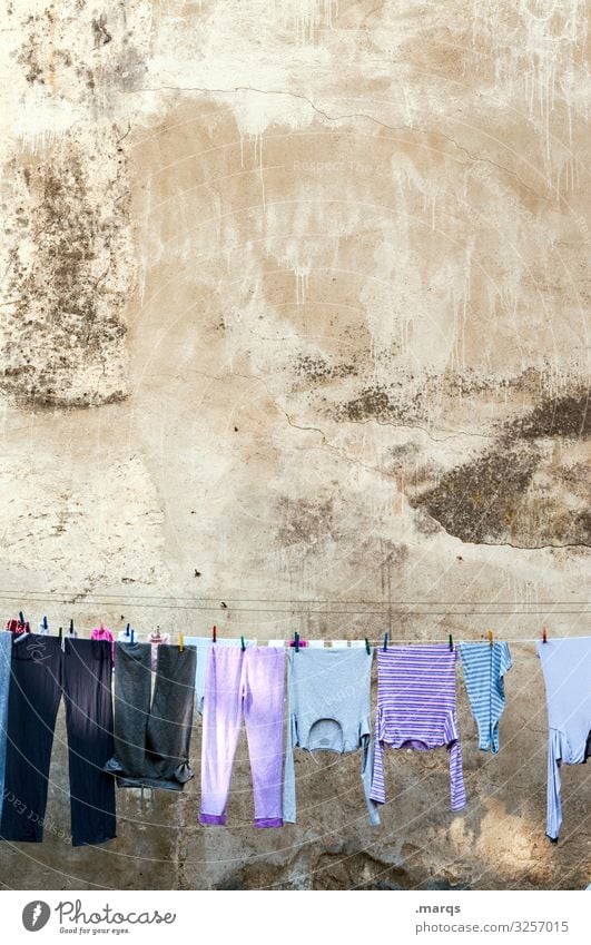 Wäsche Häusliches Leben Bekleidung Wäscheleine Fassade Morgen Altbau hängen Waschtag aufhängen Ordnung Sauberkeit Reinigen gewaschen Wäsche waschen trocknen