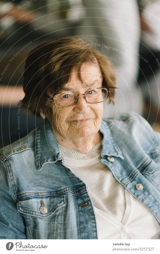 Oma Behandlung Seniorenpflege Wohnung Mensch Frau Erwachsene Weiblicher Senior Großmutter Leben 1 60 und älter Jeansjacke Brille Seniorenheim Farbfoto