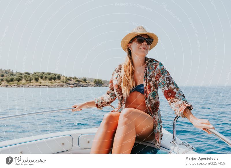 Junge Frau genießt auf dem Boot Lifestyle Freude Ferien & Urlaub & Reisen Tourismus Abenteuer Freiheit Kreuzfahrt Sommer Sommerurlaub Meer Mensch feminin