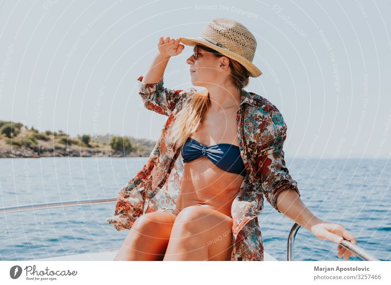 Junge Frau genießt einen Tag auf dem Boot Lifestyle Freude Ferien & Urlaub & Reisen Tourismus Abenteuer Freiheit Kreuzfahrt Sommer Sommerurlaub Meer Wellen