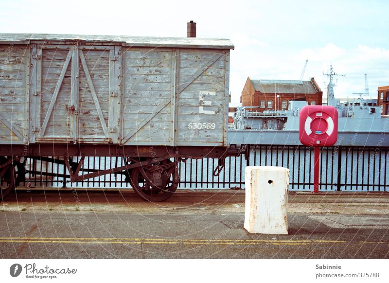 Portsmouth England Stadt Hafenstadt Verkehr Güterverkehr & Logistik Schienenverkehr Güterzug Eisenbahnwaggon grau Rettungsring Industrie geparkt Gleise alt