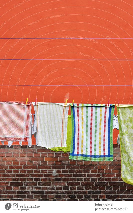 Das bißchen Haushalt Mauer Wand Handtuch Küchenhandtücher Wäscheleine Backstein Stein hängen Duft Sauberkeit orange Lebensfreude Begeisterung Geborgenheit Treue