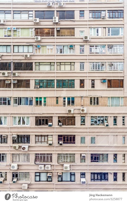 Fassade eines Mehrfamilienhauses in der Innenstadt von Kowloon mit kleinen Räumen Wohnung Hongkong Asien Hochhaus Architektur alt China Klimaanlage lebend eng