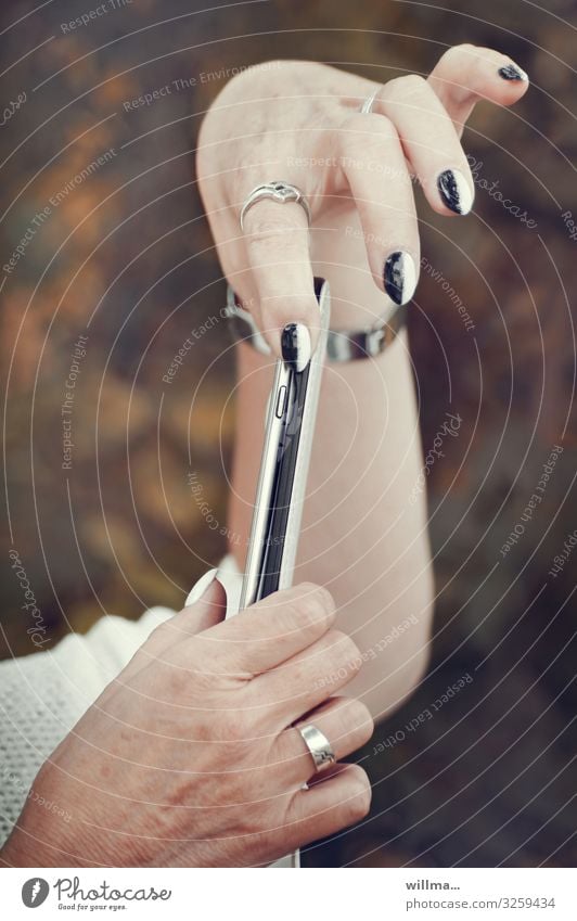 Manikürte Hände mit Smartphone PDA Handy Nagellack Technik & Technologie Telekommunikation Informationstechnologie Internet feminin Frau Erwachsene Fingernagel