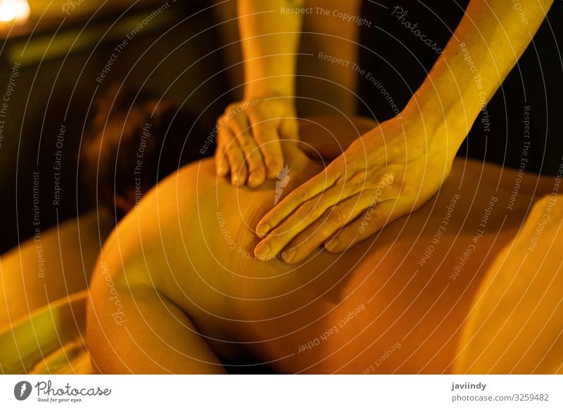 Frau erhält Rückenmassage in arabischen Bädern Lifestyle Reichtum schön Körperpflege Behandlung Wellness Erholung Spa Massage Freizeit & Hobby Mensch feminin