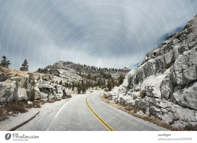 olmstead point Yosemite NP Tioga Pass Sierra Nevada USA Kalifornien Straße Steine massiv Berge u. Gebirge Fahrbahnmarkierung