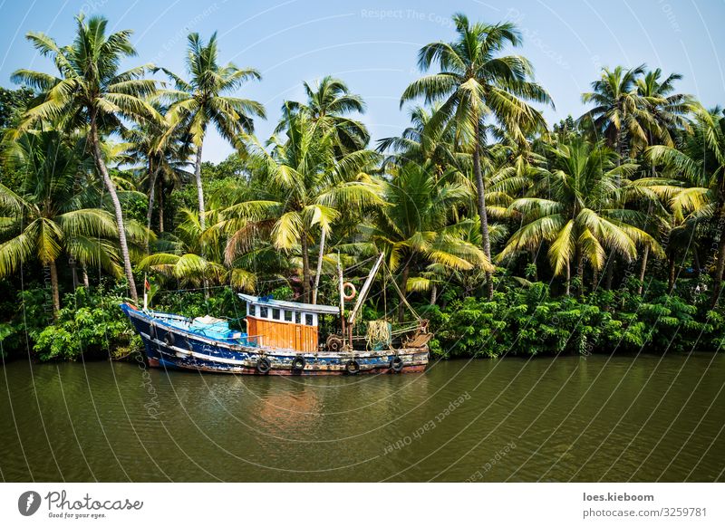 Old ocean fishing boat in the Kerala backwaters Ferien & Urlaub & Reisen Tourismus Ausflug Abenteuer Ferne Sightseeing Kreuzfahrt Sommer Strand Natur Pflanze