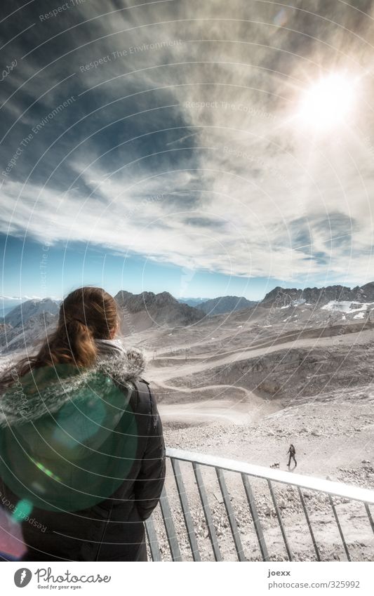 Begegnung feminin Frau Erwachsene 2 Mensch Landschaft Himmel Wolken Horizont Schönes Wetter Alpen Berge u. Gebirge Zugspitze Schneebedeckte Gipfel beobachten