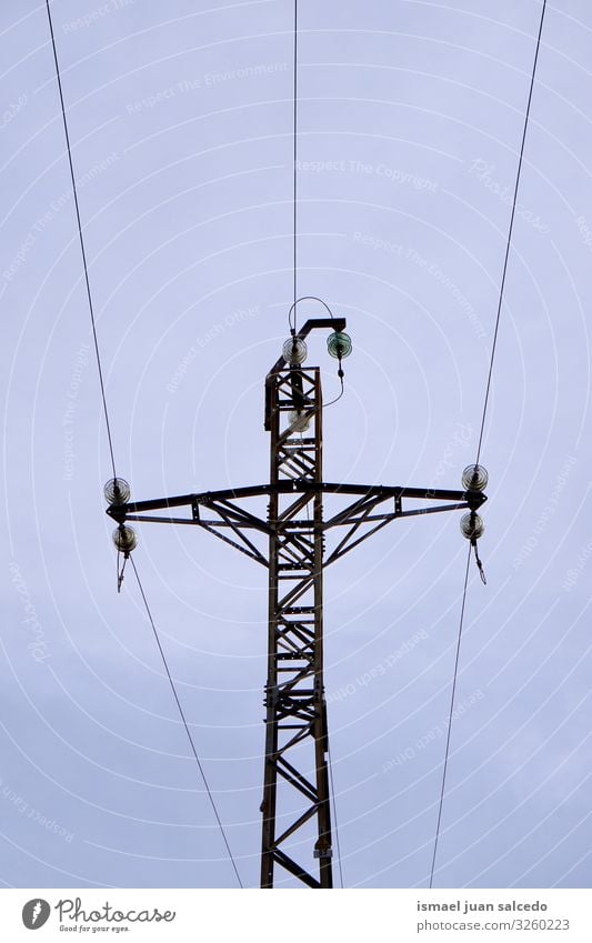 Strommast und Himmel Turm Energiewirtschaft Mitteilung Antenne Kabel sehr wenige elektrisch Kraft Elektrizität Technik & Technologie Industrie industriell Linie