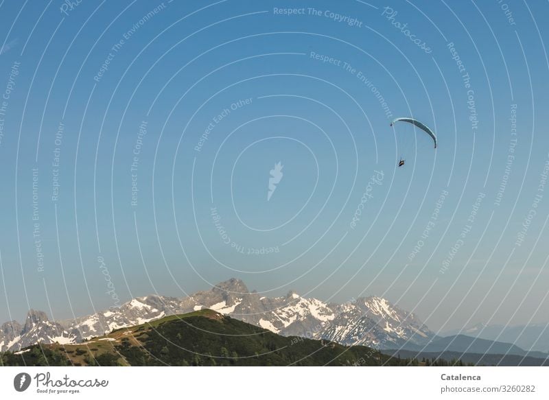 Abgehoben | so richtig; ein Paraglider hoch in der Luft, eine Bergkette im Hintergrund Freizeit & Hobby Gleitschirmfliegen Landschaft Urelemente Himmel Horizont