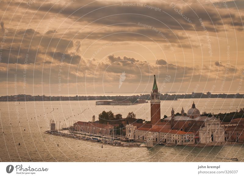 Haus am Meer Umwelt Landschaft Wasser Wolken Küste Insel Venedig Hafenstadt Stadtzentrum Altstadt Kirche Dom Bauwerk Gebäude Architektur Campanile