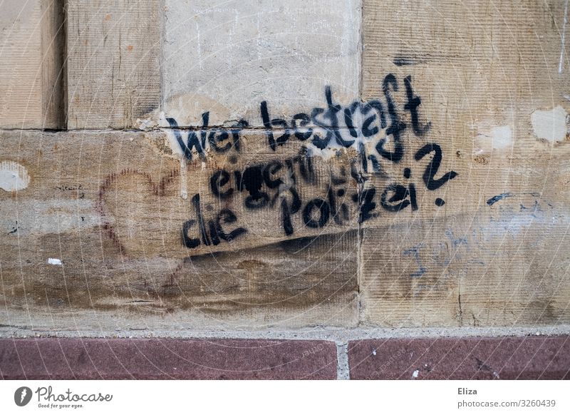 Graffiti das die Polizei kritisiert Mauer Wand Politik & Staat Kritik polizeigewalt skeptisch bestrafen Gewalt links Herz Fragezeichen Fragen Außenaufnahme