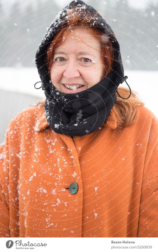 Kalte Jahreszeit 4 Schnee Freude Frau Schal orange farbenfroh