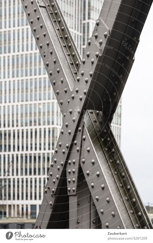 Großes X Hafencity Hamburg Stadt Hochhaus Brücke Stahlträger Brückenkonstruktion Fassade Fenster stehen tragen eckig kalt stark grau diszipliniert standhaft