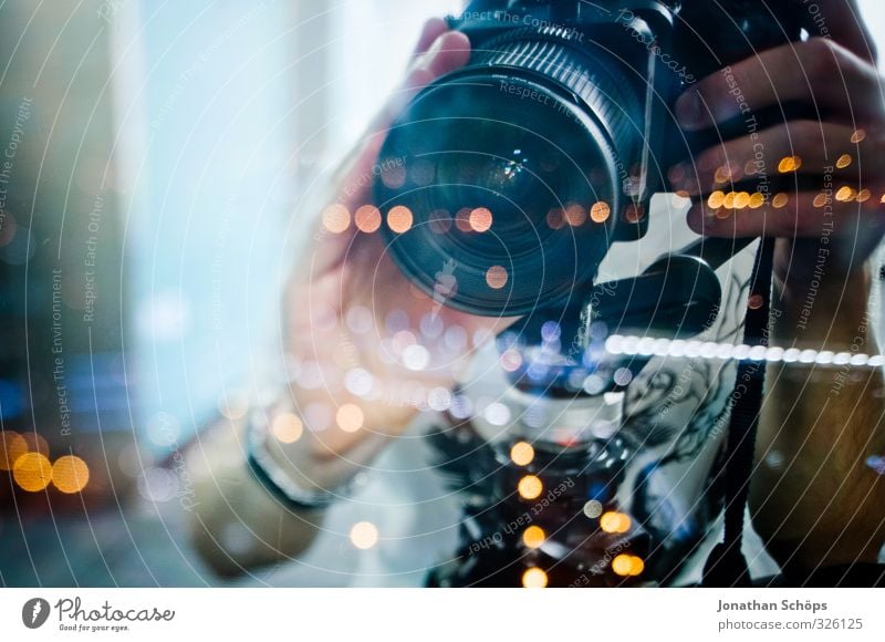 junger Fotograf mit Tilt-Shift Objektiv hinter Glasscheibe bei Nacht Mensch maskulin Hand 1 18-30 Jahre Jugendliche Erwachsene ästhetisch Fotokamera