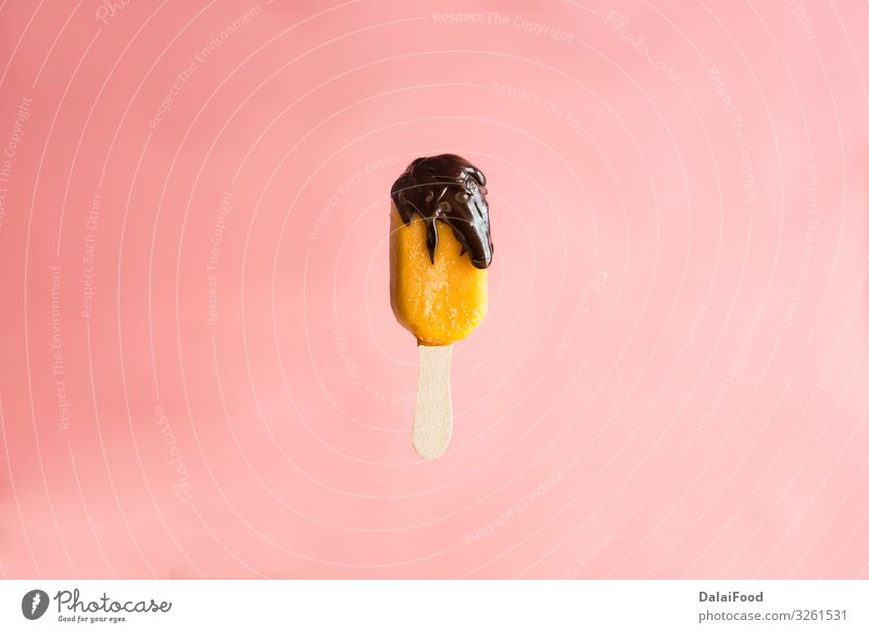 Eiscreme-Sticks mit Früchten und Schokolade Frucht Dessert Speiseeis Saft Teller Sommer Papier frieren Coolness frisch natürlich saftig gelb weiß Banane